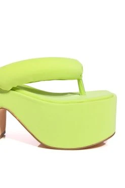 AZALEA WANG APRIL THING FLATFORM SANDAL IN GREEN -AKIRA salestore azalea wang april thing flatform sandal in green green 5 5
