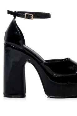 AZALEA WANG BALI GLITTER CHUNKY SANDAL IN BLACK PATENT -AKIRA salestore azalea wang bali glitter chunky sandal in black patent black patent 5 5
