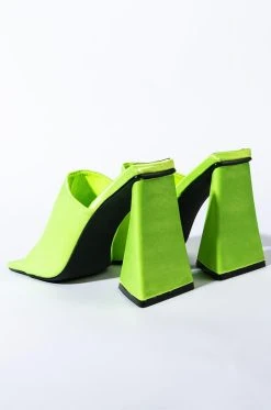 AZALEA WANG CAUGHT IN A DREAM CHUNKY SANDAL IN GREEN -AKIRA salestore azalea wang caught in a dream chunky sandal in green green 5 5