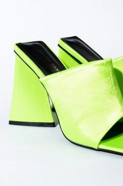 AZALEA WANG CAUGHT IN A DREAM CHUNKY SANDAL IN GREEN -AKIRA salestore azalea wang caught in a dream chunky sandal in green green 6 6