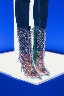 AZALEA WANG CENTER OF ATTENTION WESTERN STILETTO BOOTIE IN GREEN -AKIRA salestore azalea wang center of attention western stiletto bootie in green green 1 1