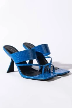 AZALEA WANG CITY DREAMS CHUNKY SANDAL IN BLUE -AKIRA salestore azalea wang city dreams chunky sandal in blue blue 4 4