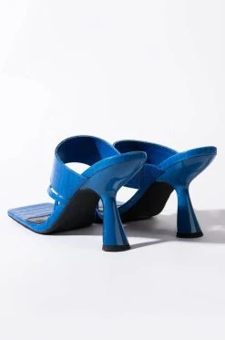 AZALEA WANG CITY DREAMS CHUNKY SANDAL IN BLUE -AKIRA salestore azalea wang city dreams chunky sandal in blue blue 5 5