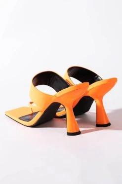 AZALEA WANG CITY DREAMS CHUNKY SANDAL IN ORANGE -AKIRA salestore azalea wang city dreams chunky sandal in orange orange 5 5