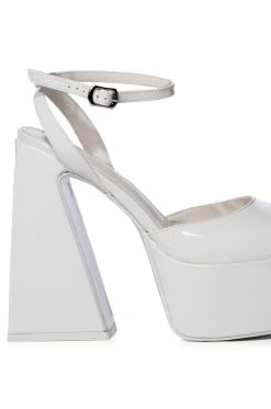 AZALEA WANG CLEMENTINE CHUNKY PUMP IN WHITE PATENT -AKIRA salestore azalea wang clementine chunky pump in white patent white 5 5