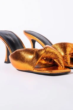 AZALEA WANG EASY WITH YOU CHUNKY SANDAL IN ORANGE -AKIRA salestore azalea wang easy with you chunky sandal in orange orange 6 6