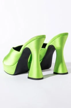 AZALEA WANG GOLDEN HOUR CHUNKY SANDAL IN GREEN -AKIRA salestore azalea wang golden hour chunky sandal in green green 5 5