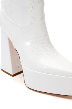 AZALEA WANG KACEY CHUNKY PATENT WESTERN BOOT IN WHITE -AKIRA salestore azalea wang kacey chunky patent western boot in white white 5 5 c1