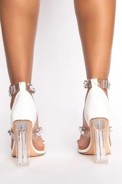 AZALEA WANG MAKE IT EASY CHUNKY SANDAL IN WHITE -AKIRA salestore azalea wang make it easy chunky sandal in white white 4 4
