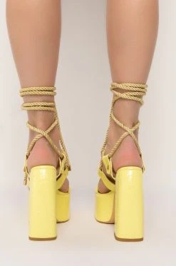 AZALEA WANG RESORT READY CHUNKY SANDAL IN LIME -AKIRA salestore azalea wang resort ready chunky sandal in lime lime 5 5