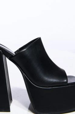 AZALEA WANG SHEBA CHUNKY SANDAL IN BLACK -AKIRA salestore azalea wang sheba chunky sandal in black black 5 5