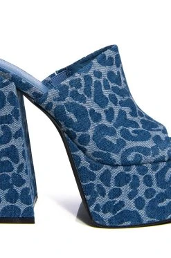 AZALEA WANG SHEBA CHUNKY SANDAL IN DENIM -AKIRA salestore azalea wang sheba chunky sandal in denim denim 5 5