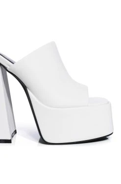 AZALEA WANG SHEBA CHUNKY SANDAL IN WHITE -AKIRA salestore azalea wang sheba chunky sandal in white white 5 5