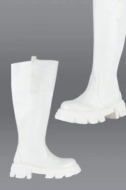 AZALEA WANG THERE SHE GOES FLATFORM BOOT IN WHITE -AKIRA salestore azalea wang there she goes flatform boot in white white 1 1 c1