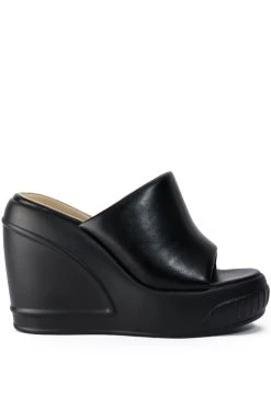 OCEAN EYES WEDGE SANDAL IN BLACK
